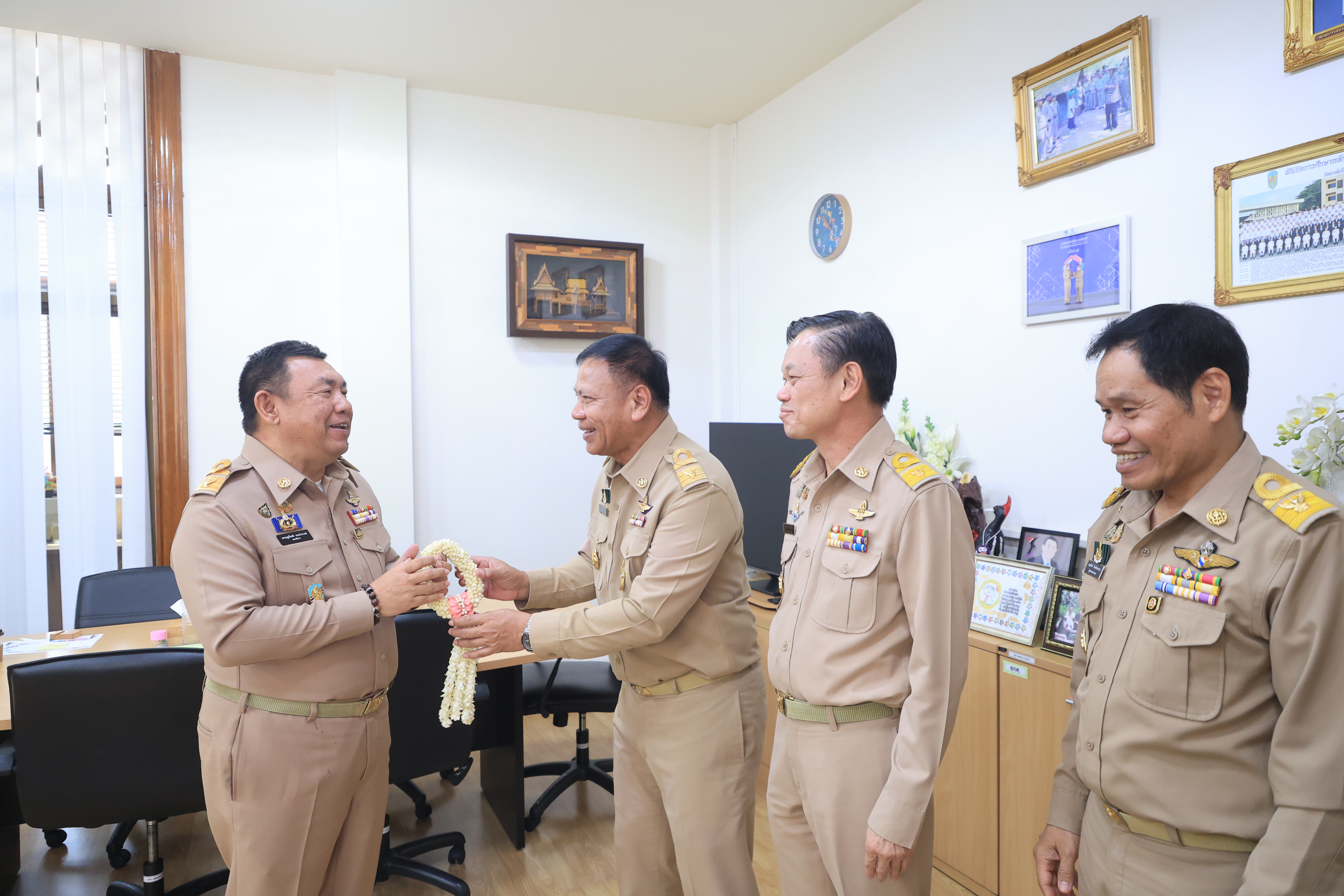 title - ผู้ตรวจราชการกรม ส.ป.ก. สักการะสิ่งศักดิ์สิทธิ์และรายงานตัวเนื่องในโอกาสเข้ารับตำแหน่งใหม่